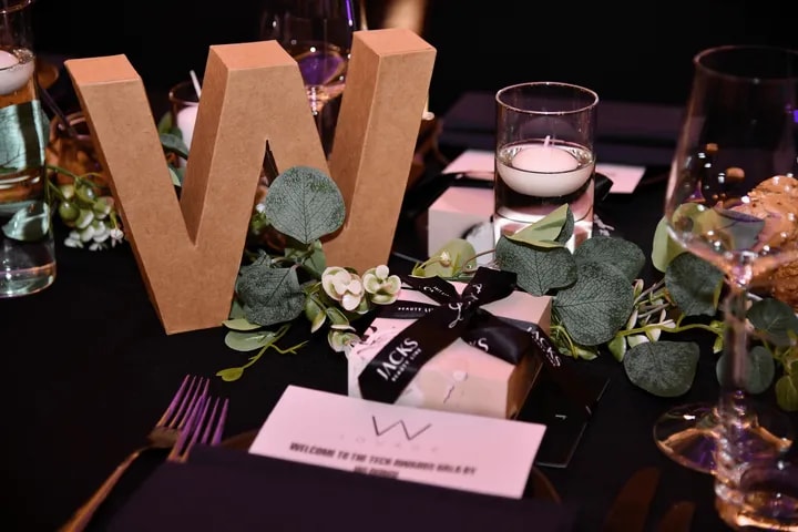 A Gala table set with the golden WLOUNGE "W"